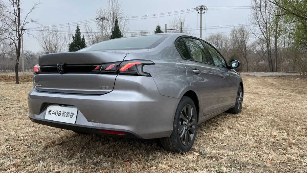 实拍东风标致新408龘龘款,空间强过马自达3,动力配置有升级-爱卡汽车