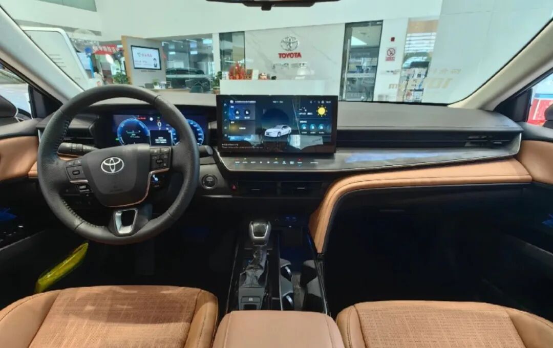 3英寸,内置8155车机芯片,标配了carplay,carlife和hicar三大手机互联