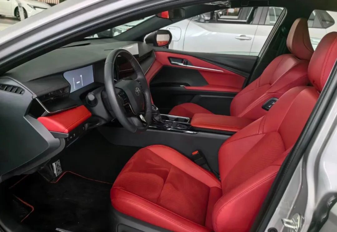 3英寸,内置8155车机芯片,标配了carplay,carlife和hicar三大手机互联