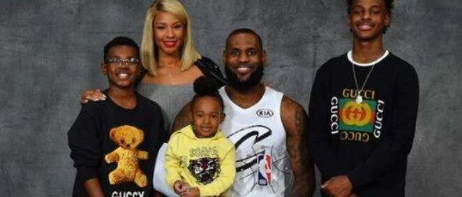 詹姆斯又秀恩爱！结婚7年感情稳定，詹嫂颜值惹争议：腿真粗