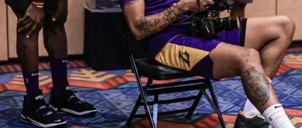 湖人晒训练照，詹姆斯所穿球鞋惹人注目