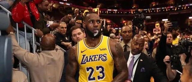 詹皇罕见被激怒，湖人伤病名单增至8人，沃格尔将继续尝试新阵容