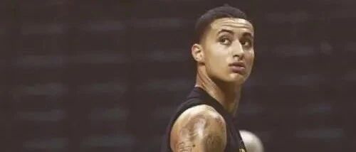 湖人第3巨头近在眼前？浓眉6换1死保他不放，3年或成湖人伦纳德