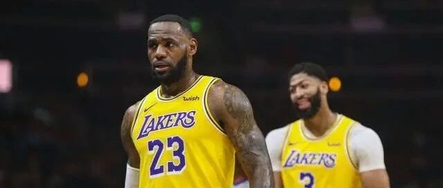 湖人三喜临门！库兹马赛后发出请求，恭喜詹姆斯，维特斯也觉醒了