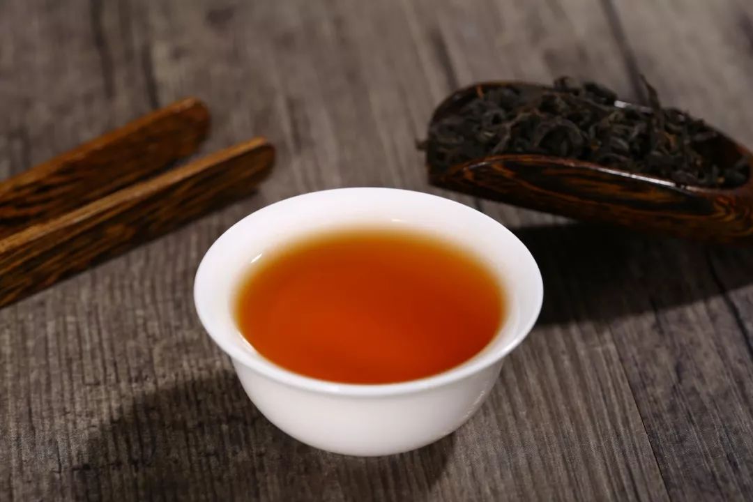 枸杞泡水黑的好还是红的好_枸杞泡黑了还能喝吗_自己千万别用黑枸杞泡水喝