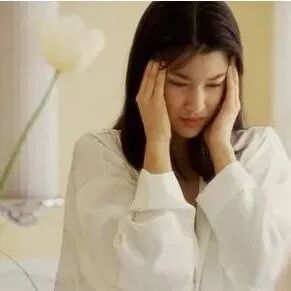 年轻女性胸闷气短是什么原因