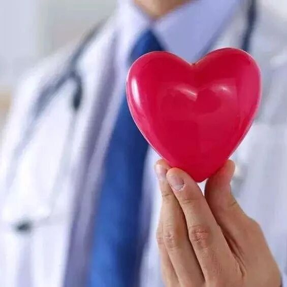 体内血糖高心脏也遭殃？出现3种异样，警惕糖尿病性心脏病！