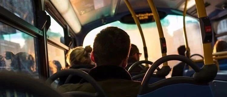 “在公交车上”到底是in a bus还是on a bus?