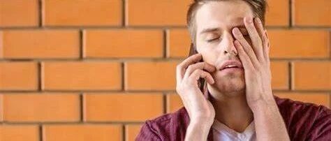 接电话问“你是谁”千万别说“Who are you”！真的太不礼貌了！