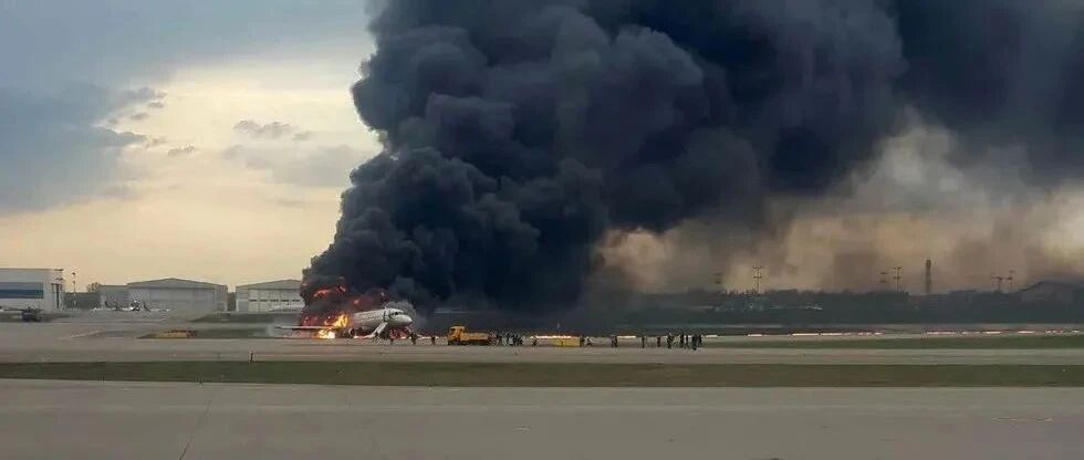 飞机坠毁前，飞行员为何要大喊三次 Mayday？这不是“五月天”吗？