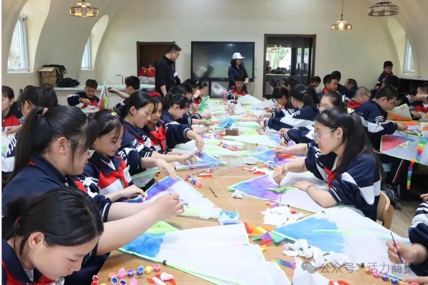 商都县育苗小学学生张瑾涵说"风筝有着两千四百多年的文化,它蕴含了