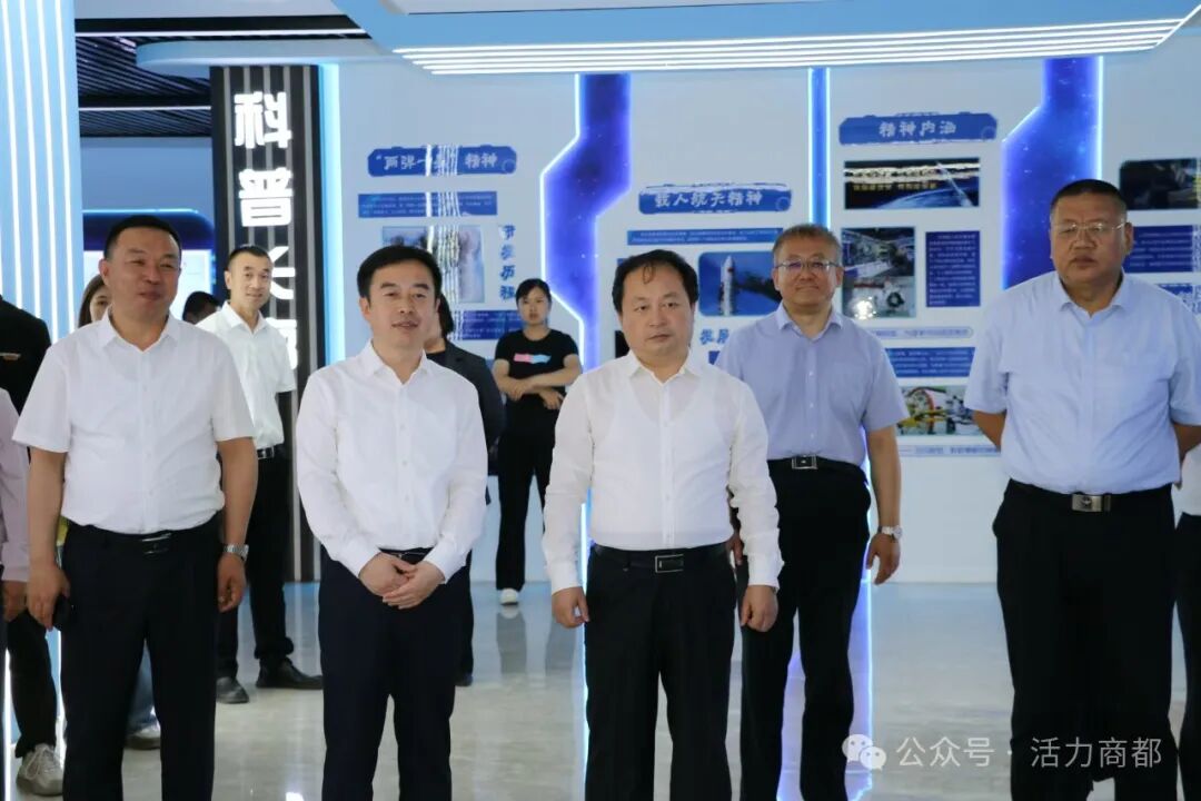 与会领导参观商都县科技馆活动现场通过设立宣传咨询台,发放宣传手册