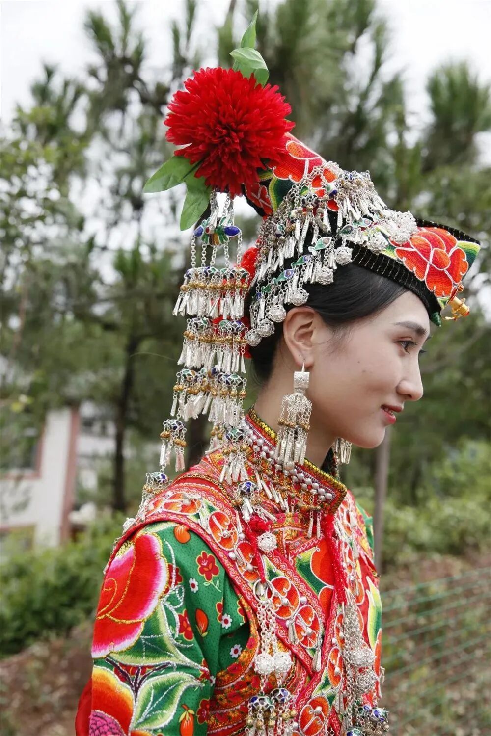 大仓一带的彝族女子服饰中可见留存的南诏王族遗风