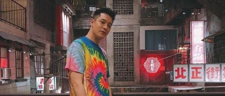 3个T恤穿搭的小技巧，让你穿出与众不同的品位。