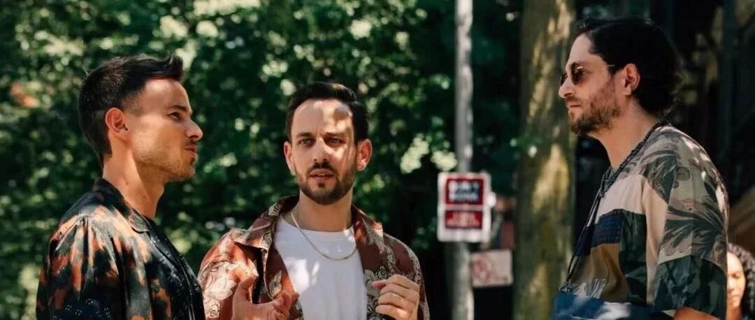 帅的人都爱穿花衬衫？你还在犹豫怎么搭？