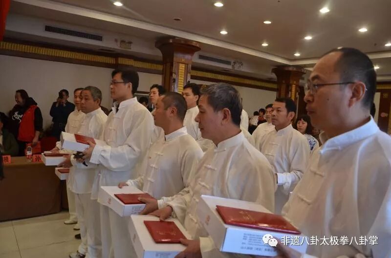 热烈祝贺济南市非遗传承人王明星先生喜收22名新弟子和八卦太极拳协会2018年年会圆满成功