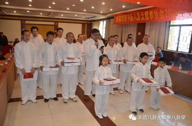 热烈祝贺济南市非遗传承人王明星先生喜收22名新弟子和八卦太极拳协会2018年年会圆满成功