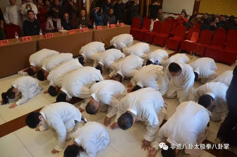 热烈祝贺济南市非遗传承人王明星先生喜收22名新弟子和八卦太极拳协会2018年年会圆满成功