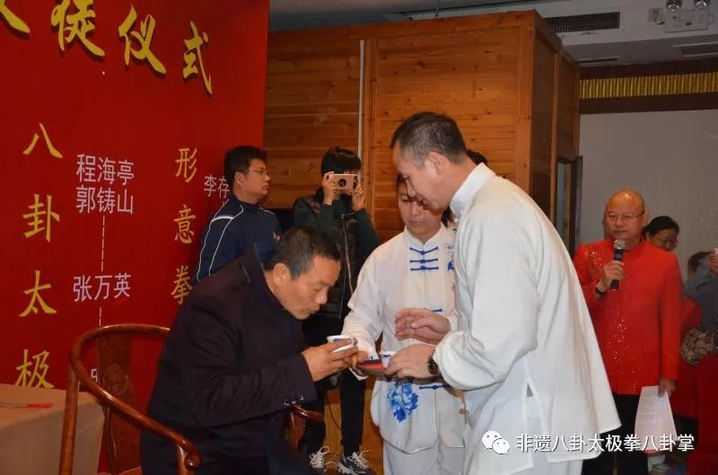 热烈祝贺济南市非遗传承人王明星先生喜收22名新弟子和八卦太极拳协会2018年年会圆满成功