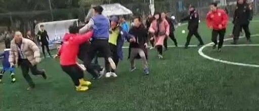 “踢球吗？断腿的那种......”