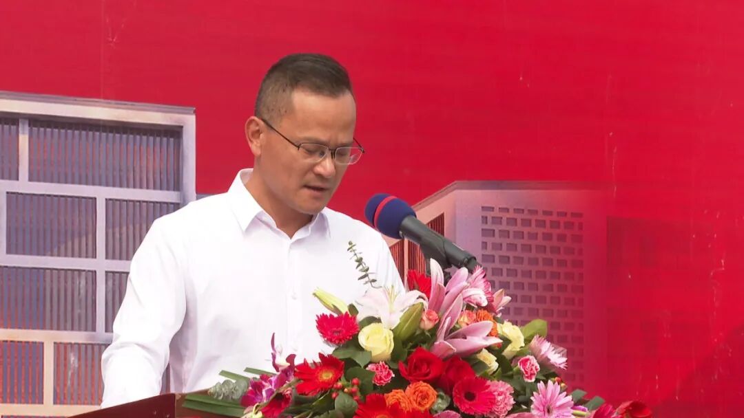 广东翔栩房地产公司负责人介绍了普宁二中附属学校建设工程有关情况.