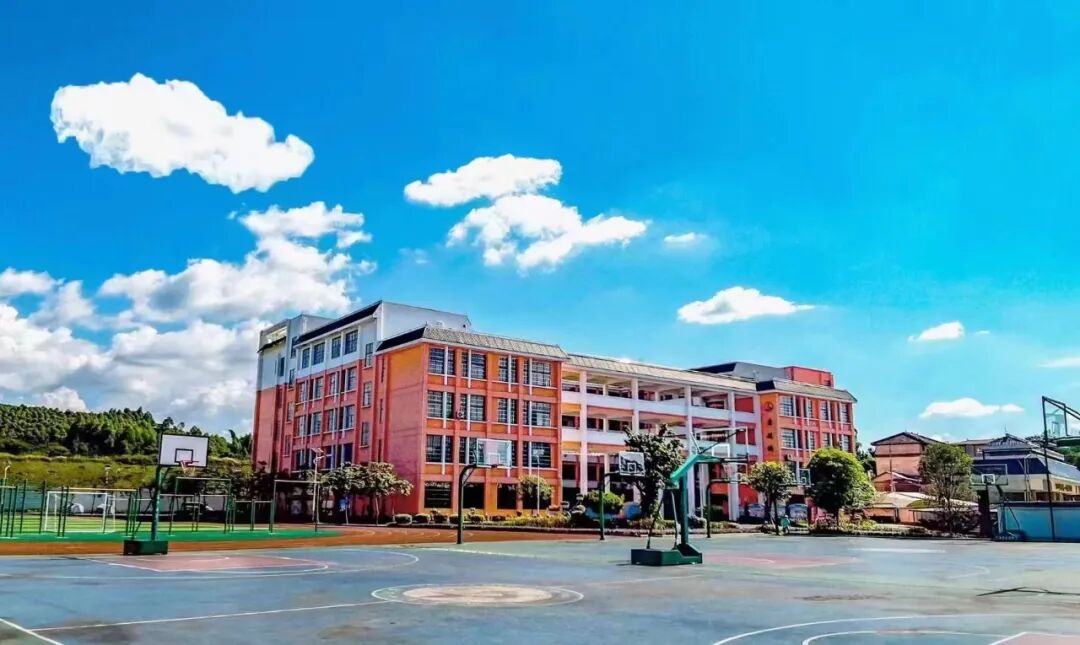 当前位置:>首页>教育动态>(宜州区第一小学龙降校区现貌.