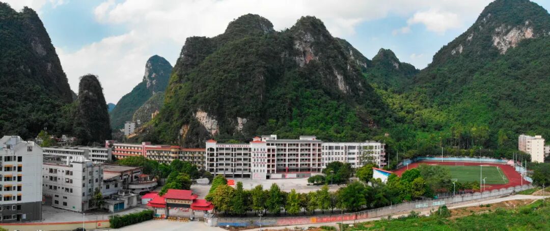 当前位置:>首页>教育动态>(河池市民族高级中学现貌.