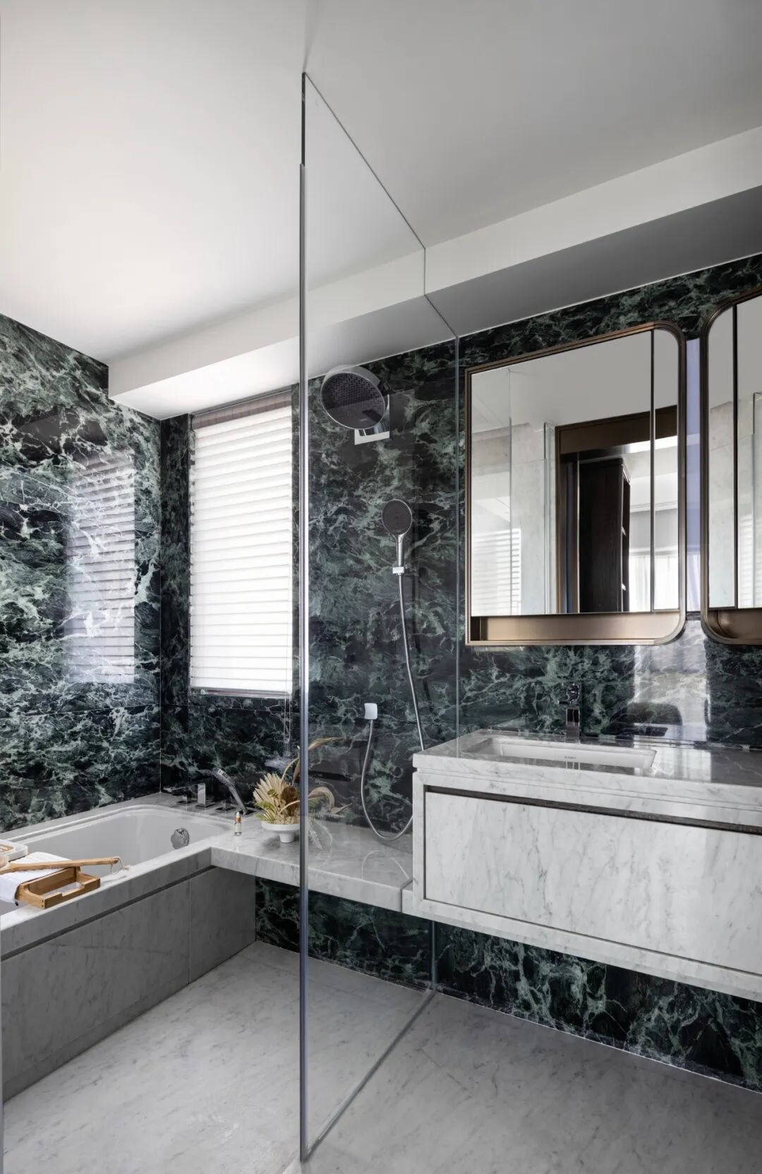 番禺南天名苑新推建面约200㎡一线江幕大平层，总价是1700万+番禺南天名苑新推建面约200㎡一线江幕大平层，总价是1700万+