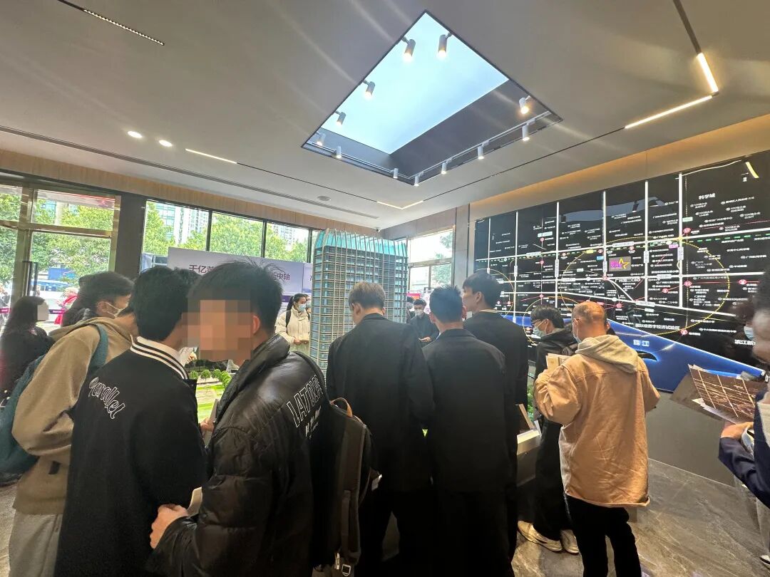 富颐华庭卖5万/㎡，隔壁新盘【鱼珠·星河里】卖1万/㎡！人多到爆...