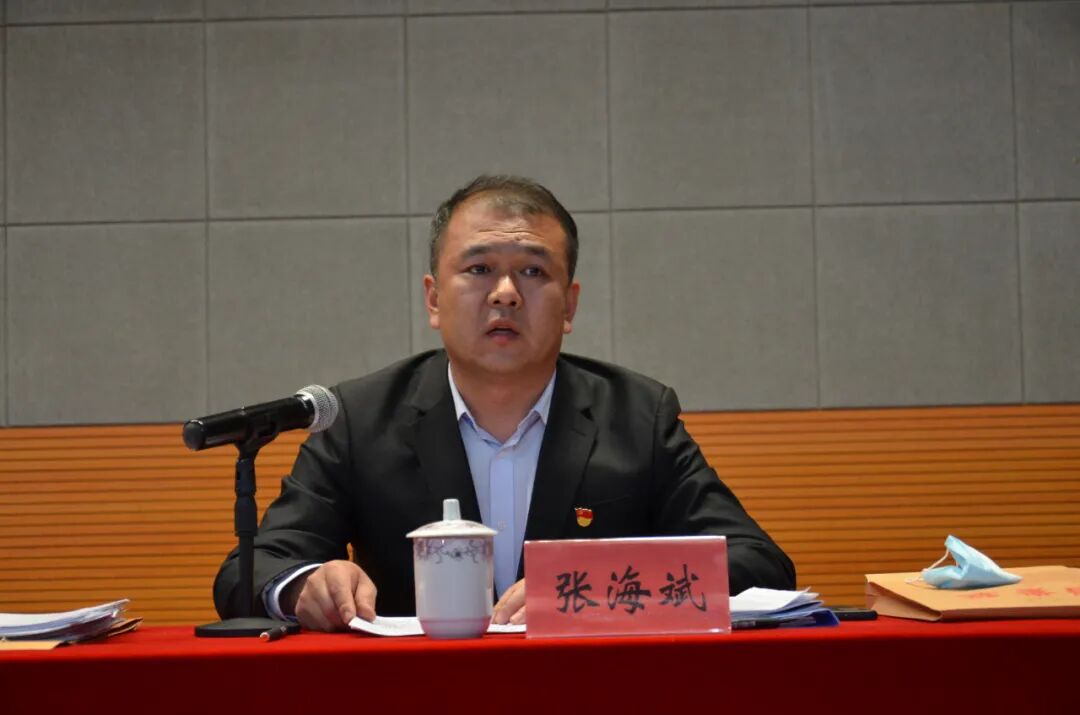 状教育局党组成员,副局长张海斌为优秀领导干部颁奖教育局党组成员,副