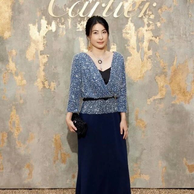 看郭晶晶孟晚舟穿搭才发现:真正的贵族,穿衣从来都是越简单越高级-