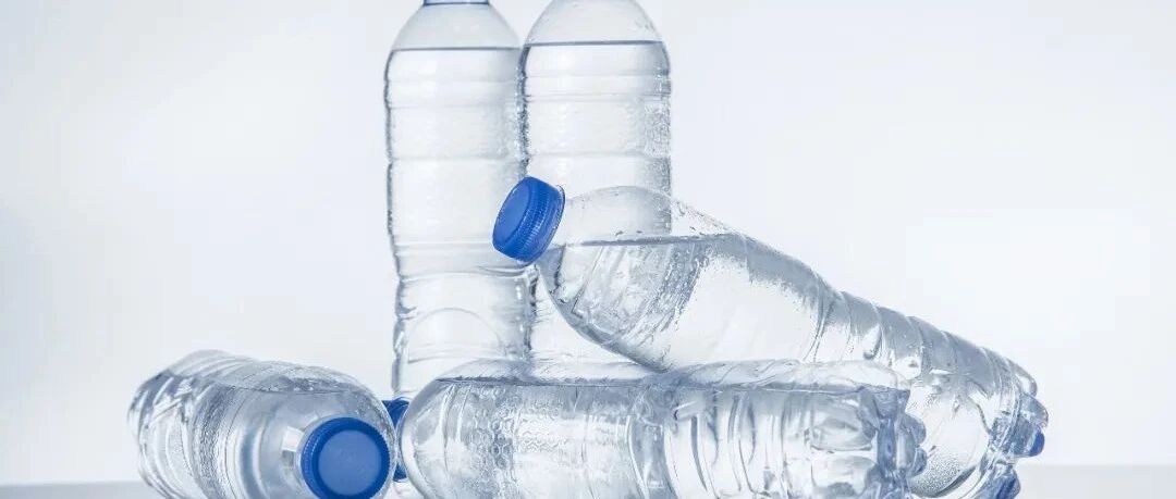 女子每天喝20瓶矿泉水，不停上厕所，连出门都成问题！医生提醒：这些情况一定要重视！