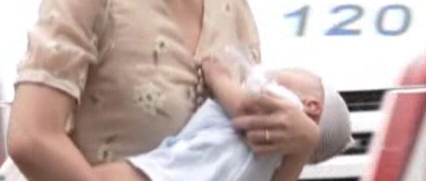 八月大宝宝不慎坠床，宝妈一个动作差点害了她！