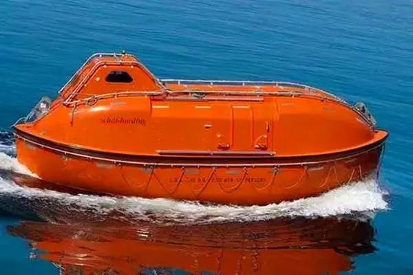 3全封闭救生艇:部分封闭救生艇装设固定附连的刚性顶盖,该顶盖从艇首