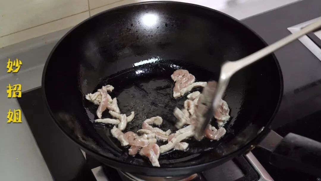 想要炒肉不粘锅，只需学会这个小窍门，不仅不粘锅还非常的滑嫩