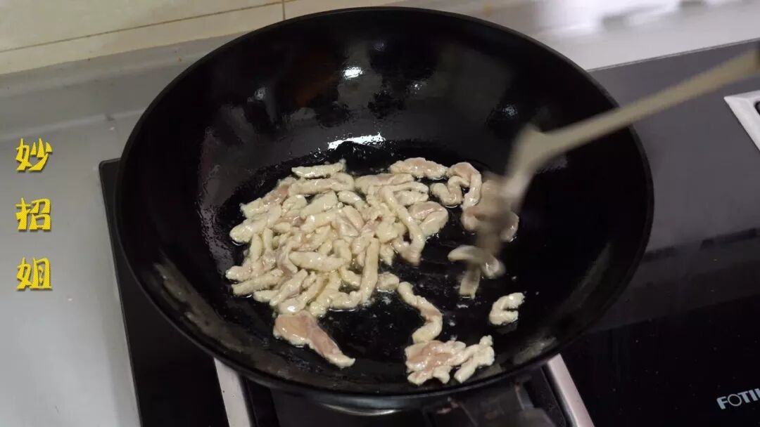 想要炒肉不粘锅，只需学会这个小窍门，不仅不粘锅还非常的滑嫩