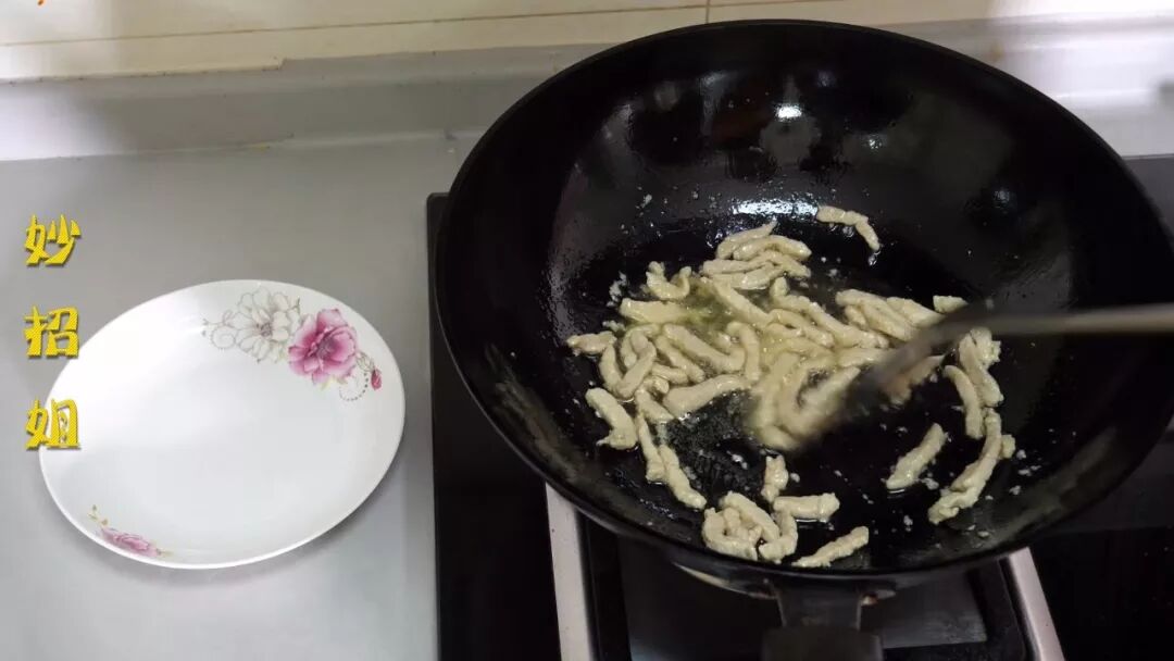 想要炒肉不粘锅，只需学会这个小窍门，不仅不粘锅还非常的滑嫩