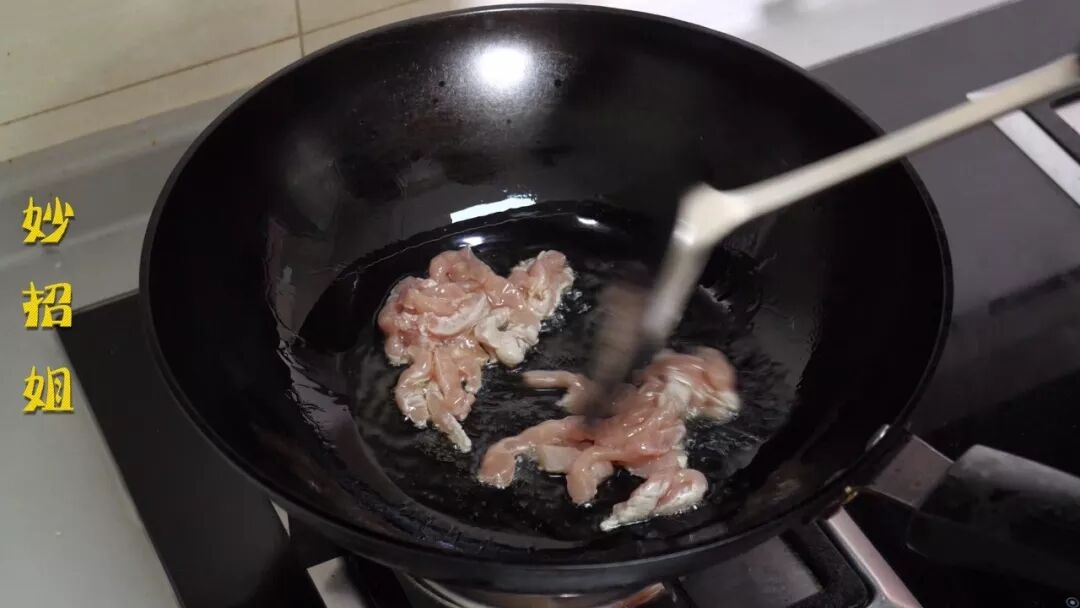想要炒肉不粘锅，只需学会这个小窍门，不仅不粘锅还非常的滑嫩