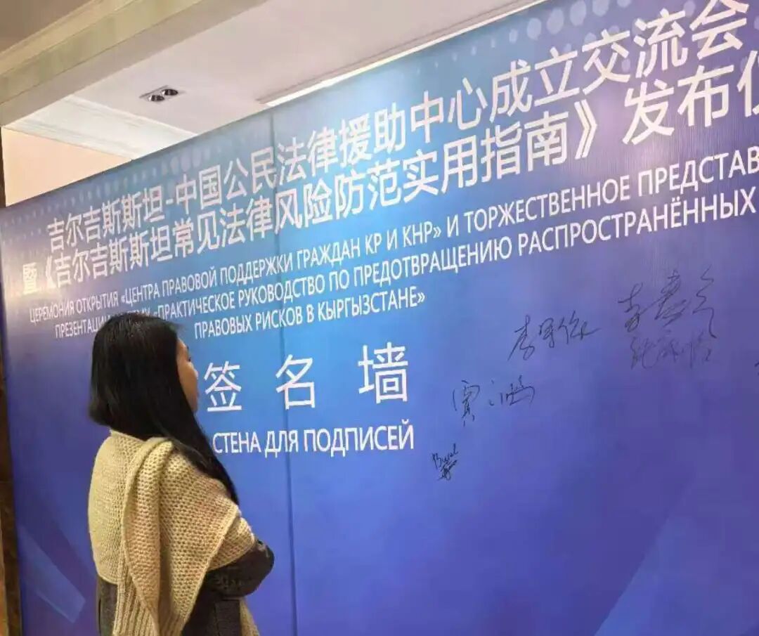 Yang Ying on the job工作中的杨颖2.jpg