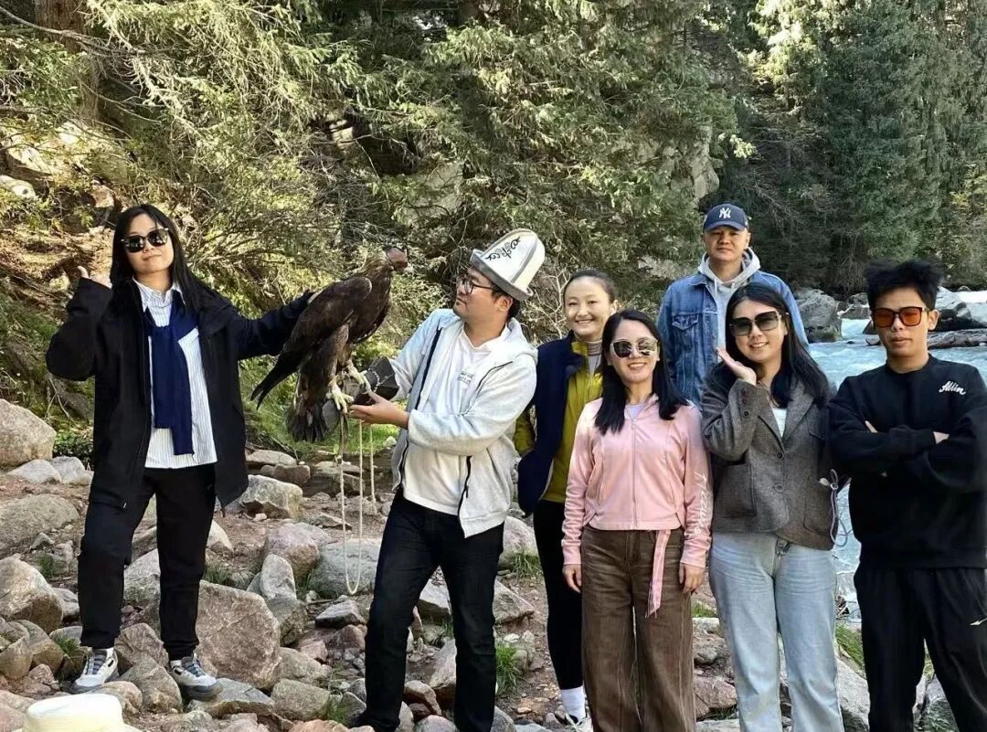 Yang Ying and her colleagues at Lake Issyk Ku杨颖与同事游伊塞克湖.jpg