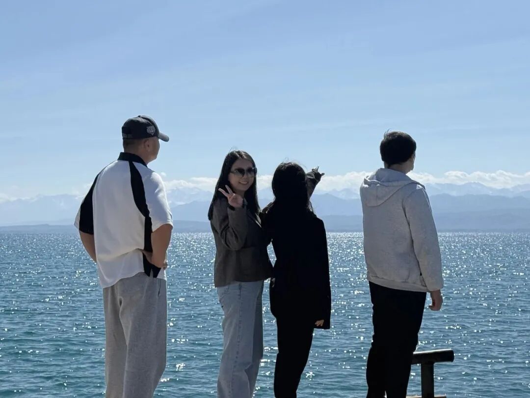 Yang Ying and her colleagues at Lake Issyk Ku杨颖与同事游伊塞克湖4.jpg