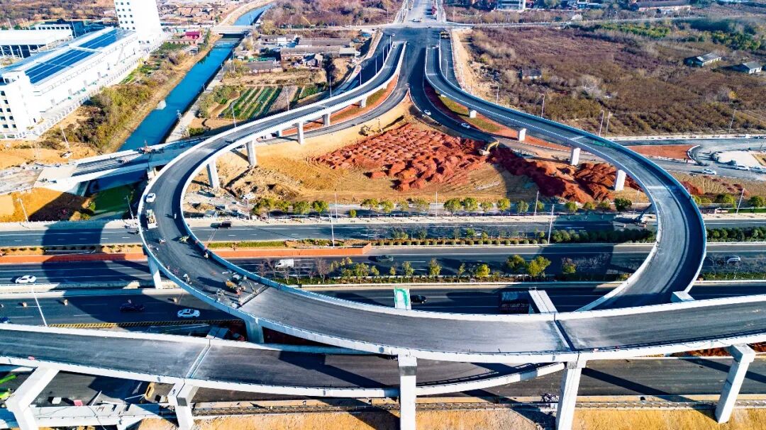 深南互通立交項目完成全線瀝青攤鋪 沖刺月底通車目標