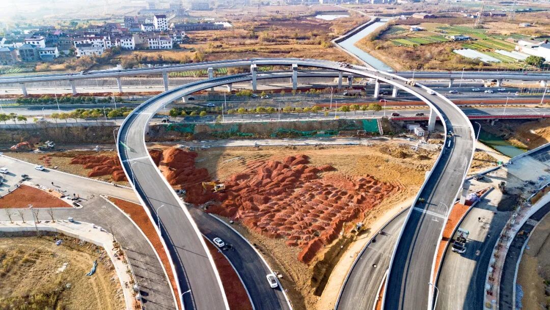 深南互通立交項目完成全線瀝青攤鋪 沖刺月底通車目標