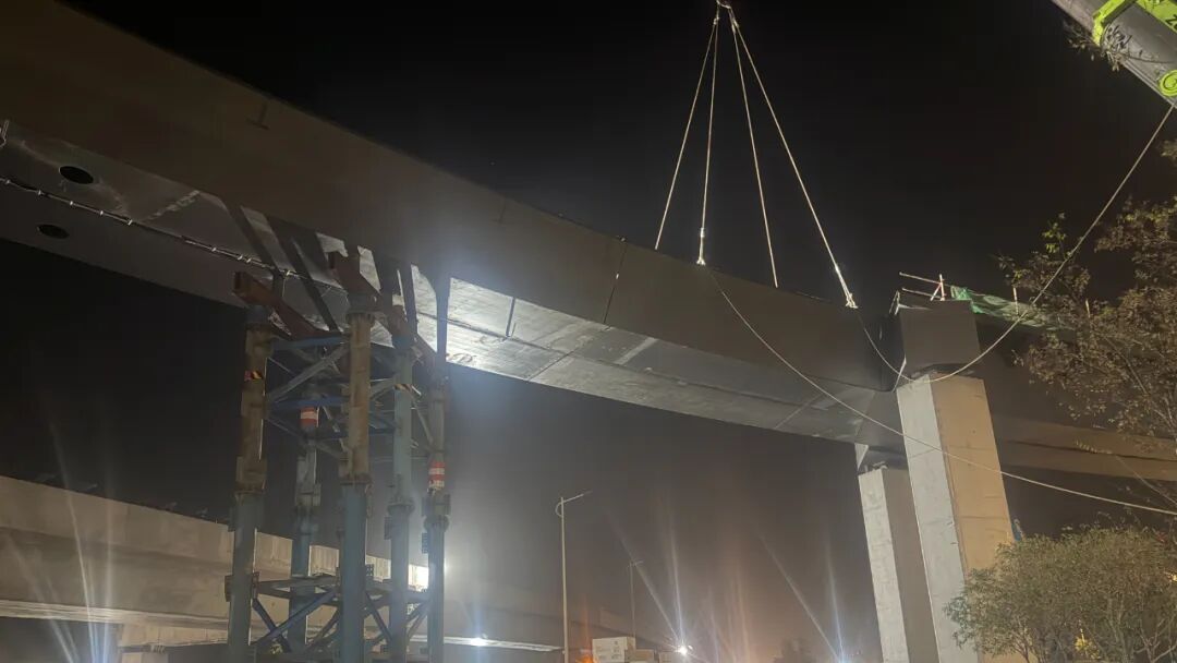 深南互通立交項目NE匝道鋼箱梁順利合龍 夜間施工攻克毫米級精度挑戰(zhàn)