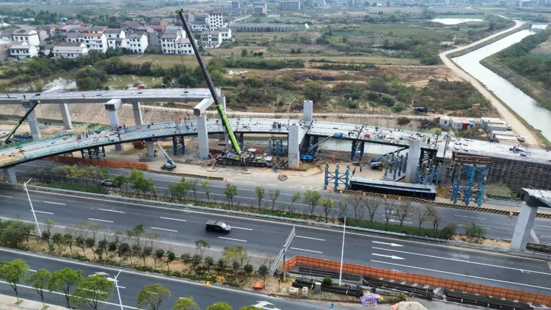 深南互通立交WN匝道鋼箱梁順利合龍 677米匝道實(shí)現(xiàn)重要節(jié)點(diǎn)突破
