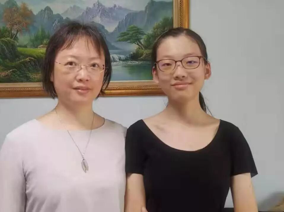 作者严涵笑与母亲九月夜夏游建平中学·陈子柔月光寻入窗，唤我随其踪。