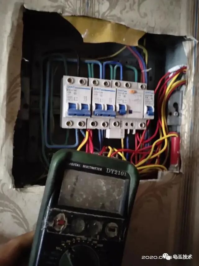 总配电箱漏电跳闸故障 用户端火零对调一下居然好了？的图5