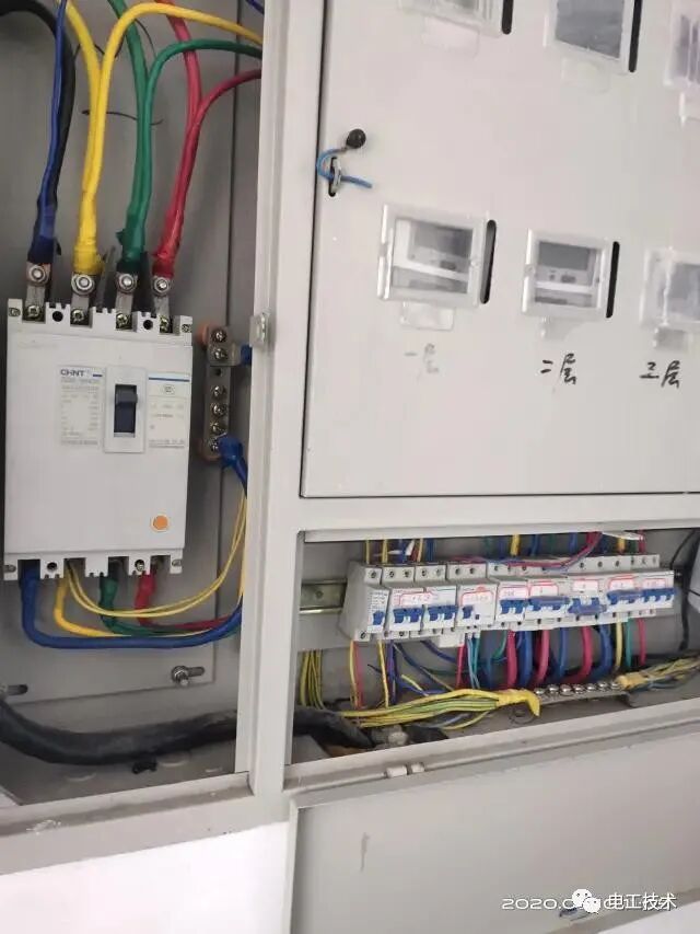 总配电箱漏电跳闸故障 用户端火零对调一下居然好了？的图1