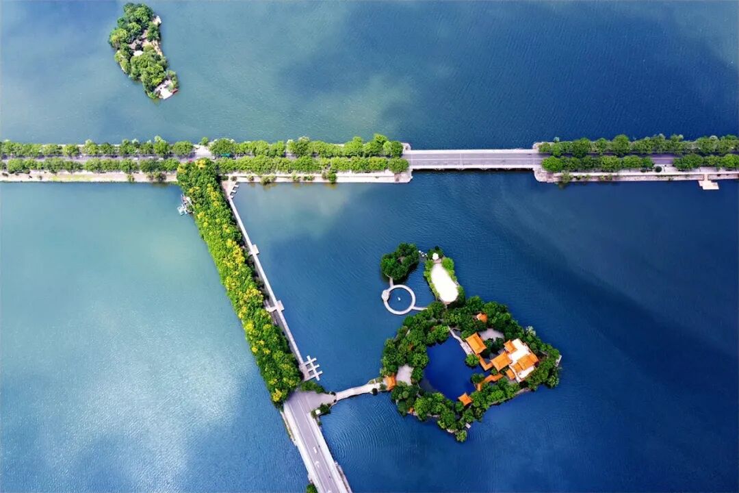 磁湖万家会,华阁相辉映.