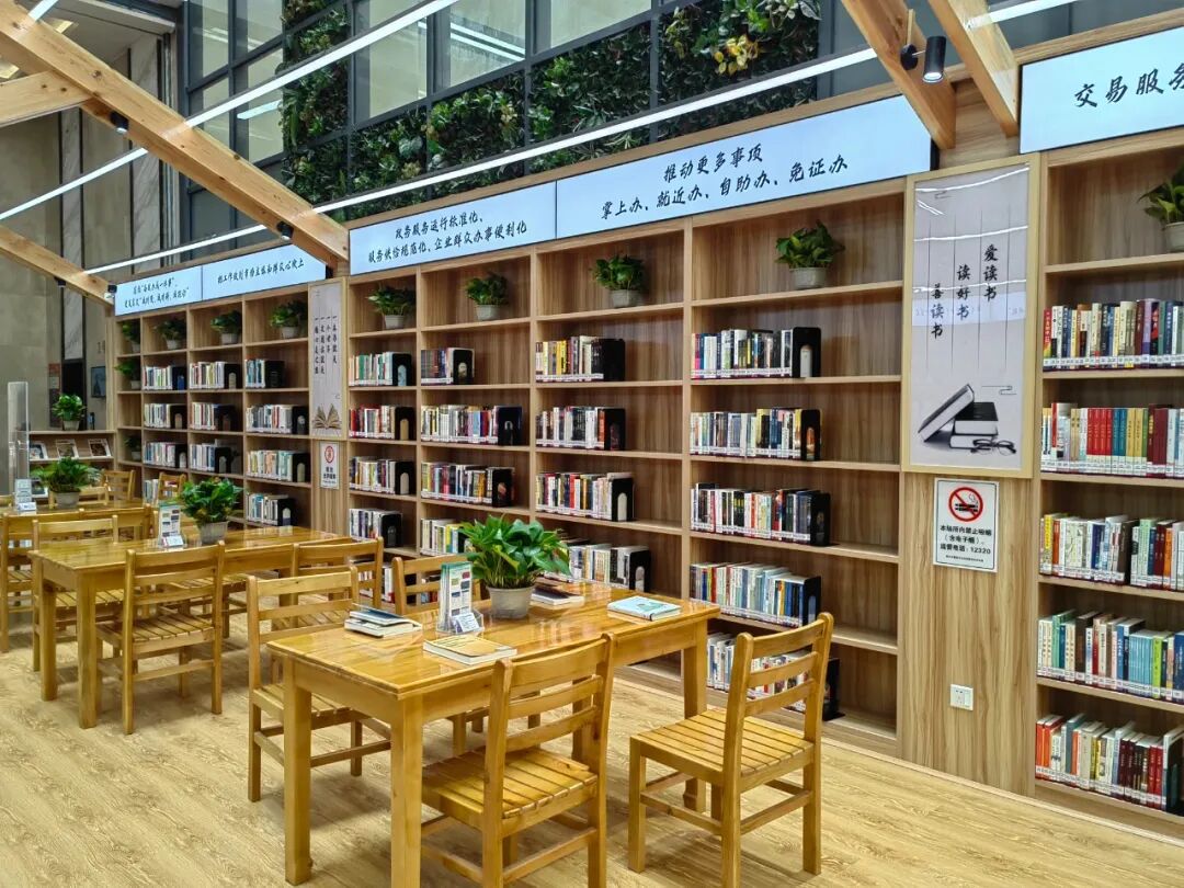 地址:市民之家1楼黄石书房市民之家分馆阅读区布局简约时尚,桌椅有序